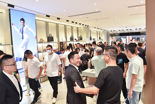 亿万先生新店火爆开业1.jpg