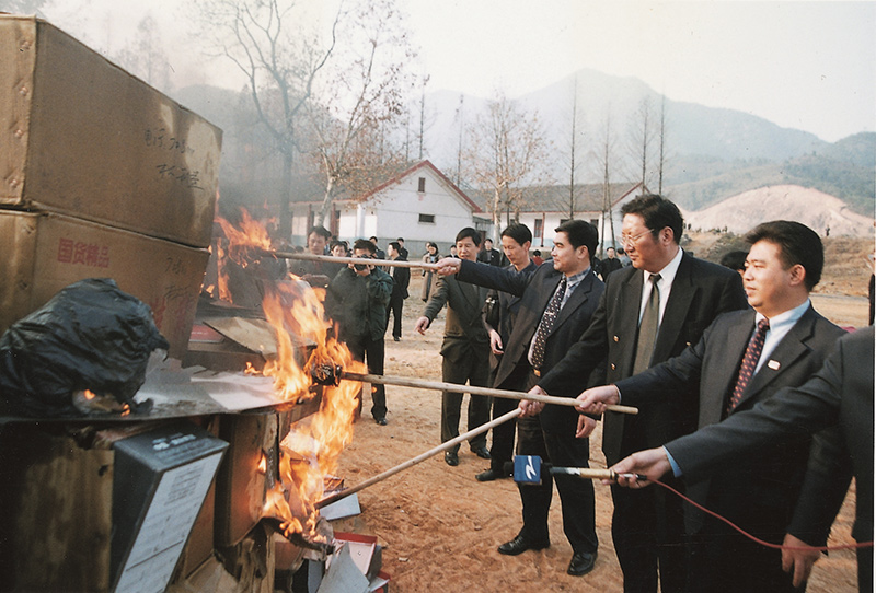 1999年12月15日，亿万先生集团董事长王振滔在杭州火烧假冒温州鞋，洗雪温州多年耻辱。_副本.jpg