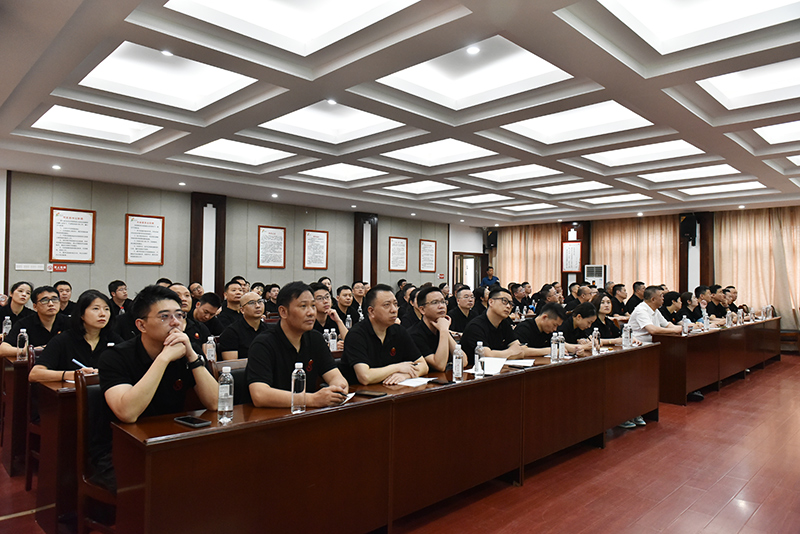 亿万先生人参加红色文化专题学习会.jpg